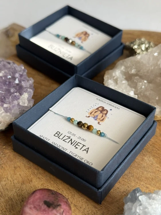 Amulet szczęścia dla zodiakalnych bliźniąt - zbliżenie na kamienie w wersji złotej