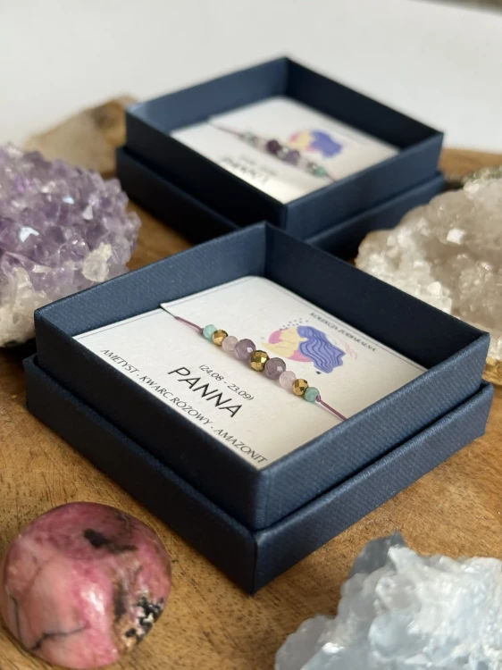 Zbliżenie na kamienie w talizmanie ochronym dla zodiakalnej Panny - wariant srebrny