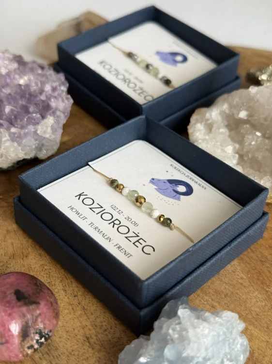 Zbliżenie na detale talizmanu dla zodiakalnego Koziorożca - wersja złota