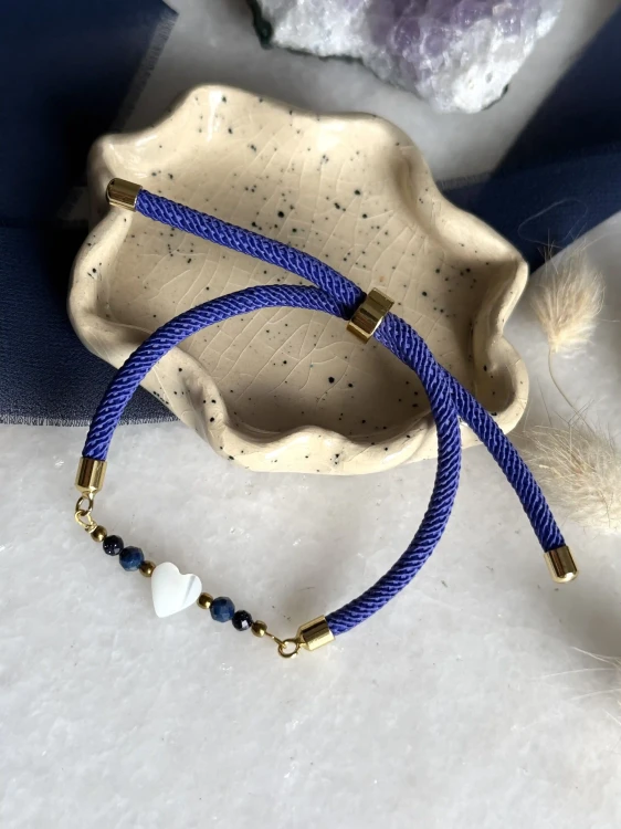 Bransoletka z kamieni naturalnych: granatowe lapis lazuli i lśniąca noc kairu