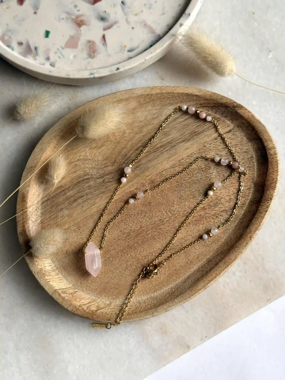 Biżuteria z kwarcu różowego i opalu peruwiańskiego na złotym łańcuszku.