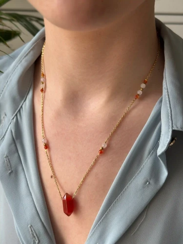 Biżuteria Lazuri: naszyjnik KIMI z kamieni naturalnych w odcieniach czerwieni i różu.