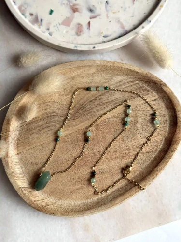 Biżuteria Lazuri: naszyjnik KIMI z kamieni naturalnych w odcieniach zieleni i złota.