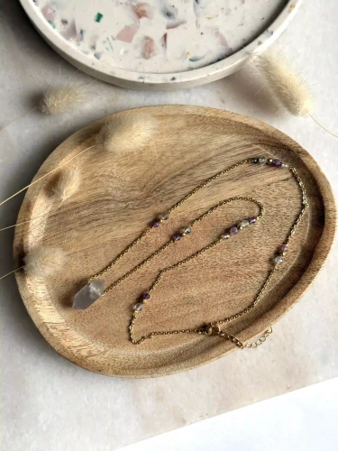 Biżuteria Lazuri: naszyjnik KIMI wspierający koncentrację z fioletowymi kamieniami.