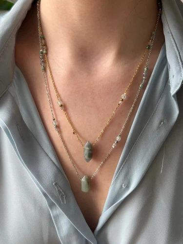 Kaskadowe zestawienie naszyjników KIMI: stal chirurgiczna złota i srebrna.