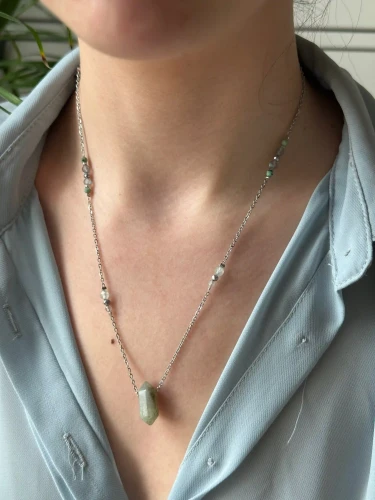 Biżuteria z labradorytem: naszyjnik srebrny i złoty dla niej na prezent.