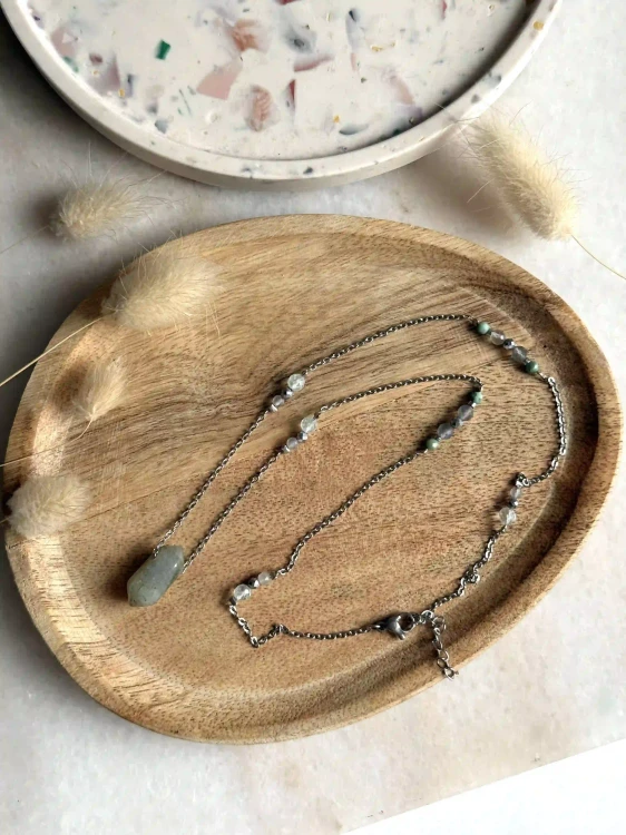 Detal fasetowanego kryształu labradorytu mieniącego się na niebiesko i zielono.