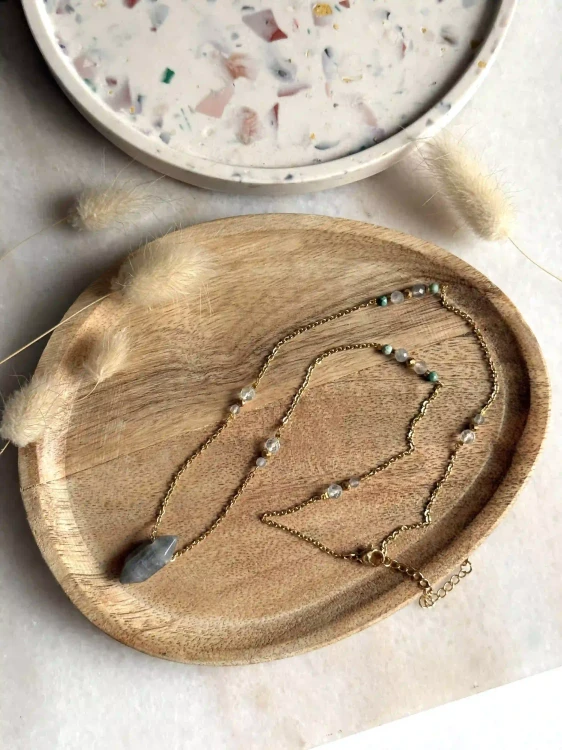 Subtelna biżuteria z kamieni naturalnych: topaz, turkus i labradoryt.