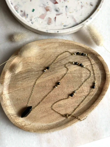 Biżuteria z onyksem i jaspisem dalmatyńskim na złotym łańcuszku ze stali.