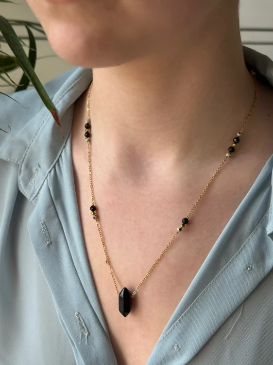 Talizman ochrony: naszyjnik z czarnym turmalinem i onyksem marki Lazuri.