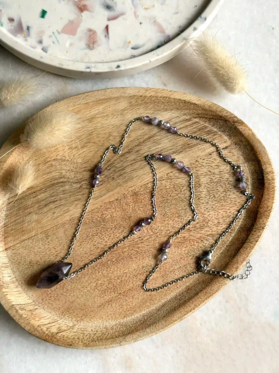 Elegancki talizman spokoju: naszyjnik z naturalnym ametystem i srebrnym hematytem.