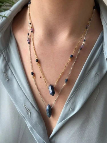 Talizman sukcesu i mądrości: naszyjnik z lapis lazuli i cytrynem Lazuri.