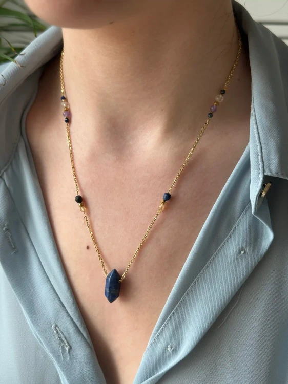 Złoty naszyjnik KIMI z centralnym kryształem lapis lazuli i żółtym cytrynem.