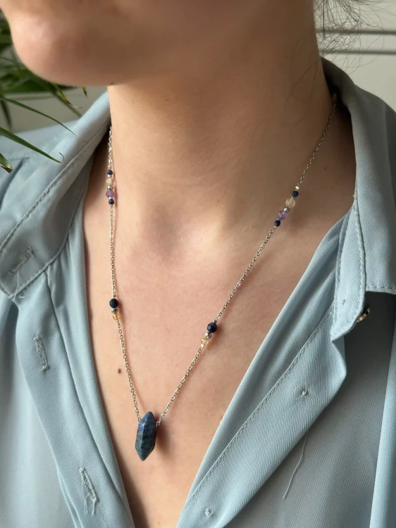 Srebrna wersja naszyjnika KIMI z ametystem i granatowym lapis lazuli.