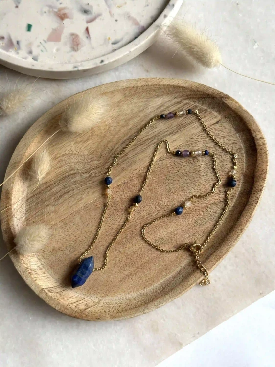 Prezent dla niej: elegancki naszyjnik KIMI w wersji złotej z kamieniami obfitości.