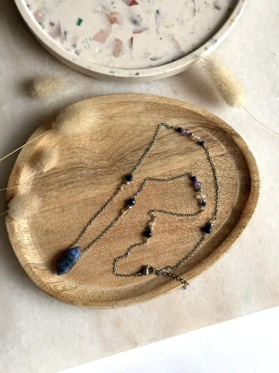 Zbliżenie na fasetowany kryształ lapis lazuli mieniący się złotymi drobinkami.