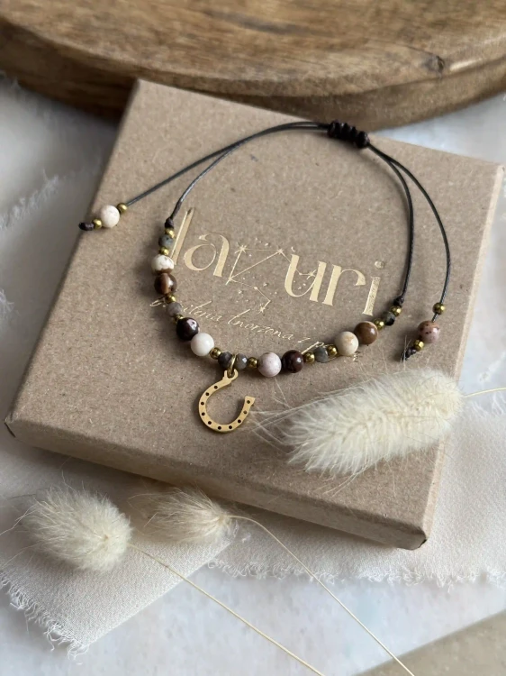 Bransoletka na sznurku z motywem konia i szczęśliwą podkową Lazuri.