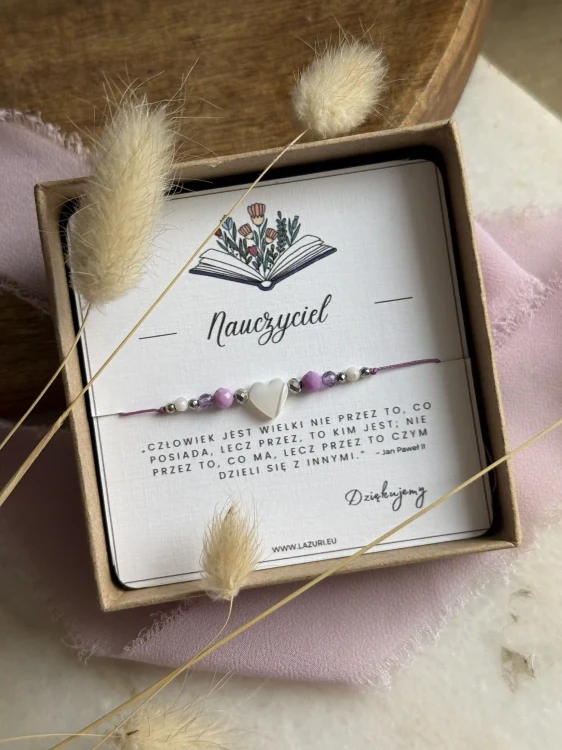 Bransoletka MENTORA z fioletowym sznurkiem, ametystem i sercem z masy perłowej w pudełku.