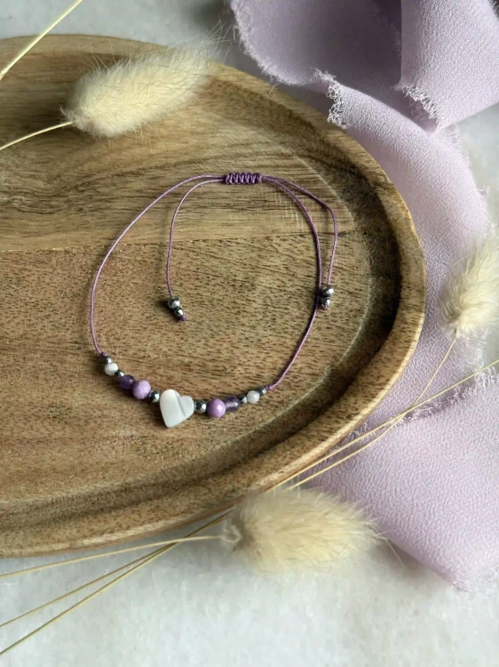 Regulowana bransoletka sznurkowa z ametystem – pamiątka od klasy.