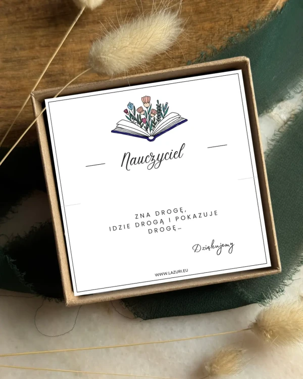 Karta z dedykacją "Zna drogę, idzie drogą i pokazuje drogę" w pudełku Lazuri.