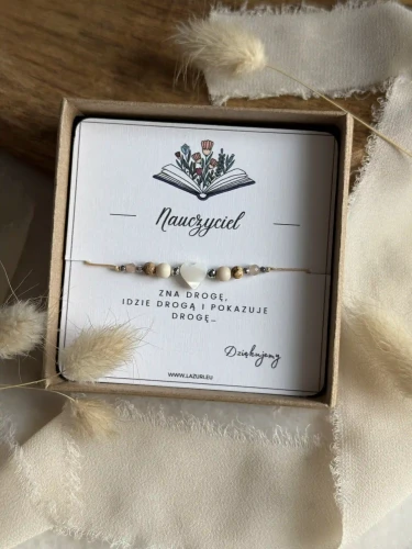 Beżowa bransoletka MENTORA z kamieniem słonecznym i jaspisem w pudełku prezentowym.