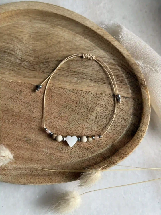 Prezent dla wychowawcy: bransoletka MENTORA z kamieniami naturalnymi i dedykacją.