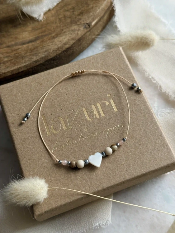 Biżuteria na zakończenie roku: model MENTORA z kamieniem słonecznym i srebrnym hematytem.