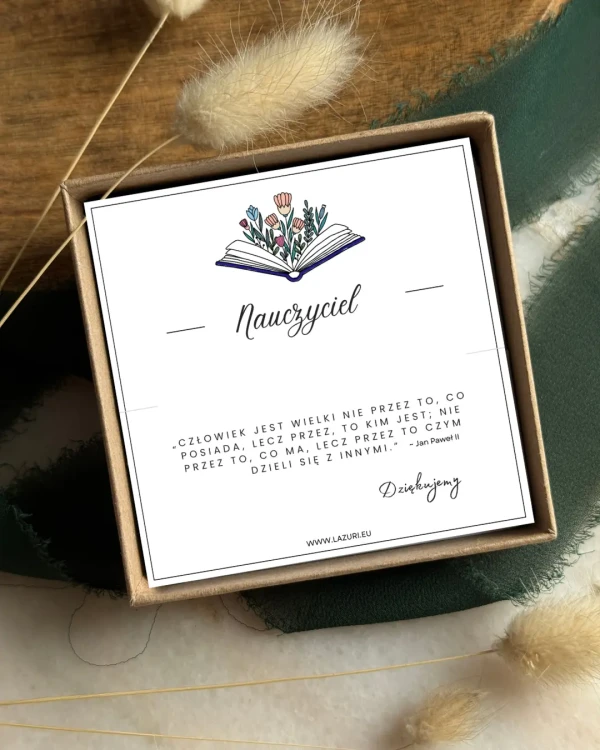Karta z dedykacją dla nauczyciela z cytatem Jana Pawła II o dzieleniu się z innymi, dołączona do bransoletki MENTORA.