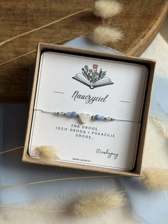 Błękitna bransoletka MENTORA z akwamarynem, kyanitem i masą perłową w pudełku.