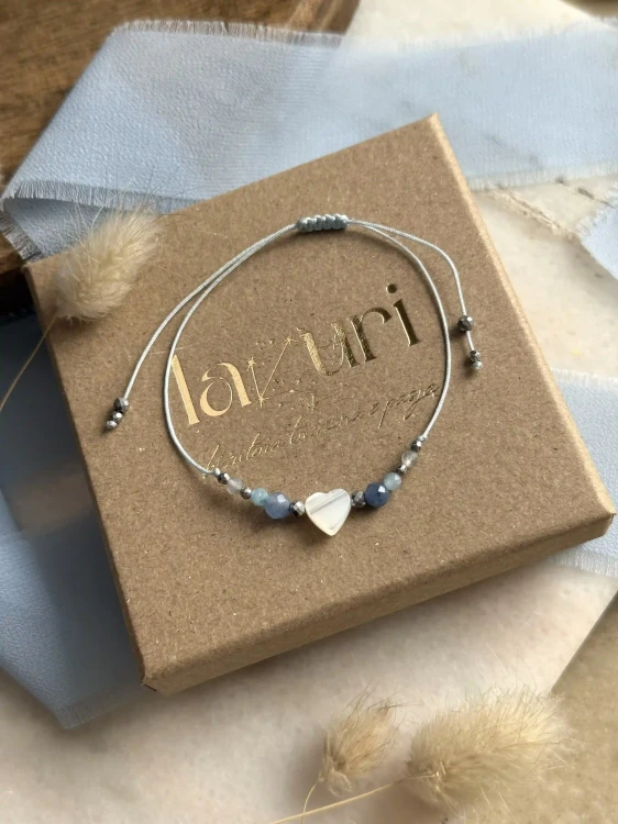 Prezent dla nauczycielki: bransoletka na błękitnym sznurku z dedykacją Zna drogę.