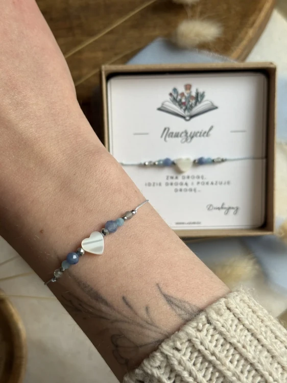 Bransoletka talizman dla przedszkolanki z sercem z masy perłowej na błękitnym sznurku.