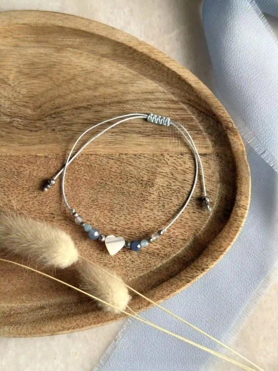 Minimalistyczna biżuteria na zakończenie roku: błękitny sznurek i kyanit.
