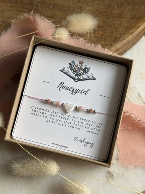 Elegancki prezent dla nauczycielki: różowa bransoletka z sercem z masy perłowej i dedykacją.