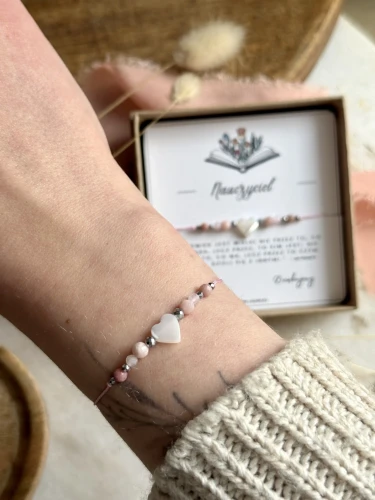 Bransoletka na różowym sznurku z symbolem serca – podziękowanie dla przedszkolanki.