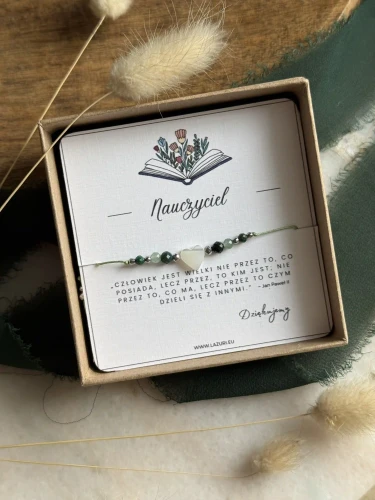 Prezent dla nauczycielki: bransoletka na zielonym sznurku z dedykacją Zna drogę.