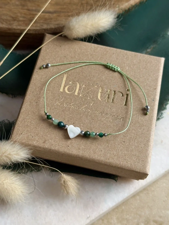 Elegancki upominek dla mentora: zielona biżuteria z kartą podziękowania.