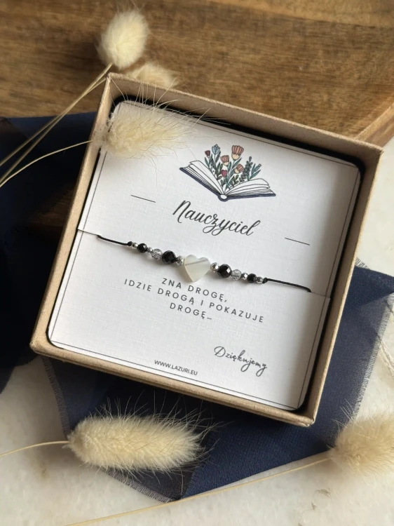 Elegancki prezent dla nauczyciela: czarna bransoletka z dedykacją Zna drogę.
