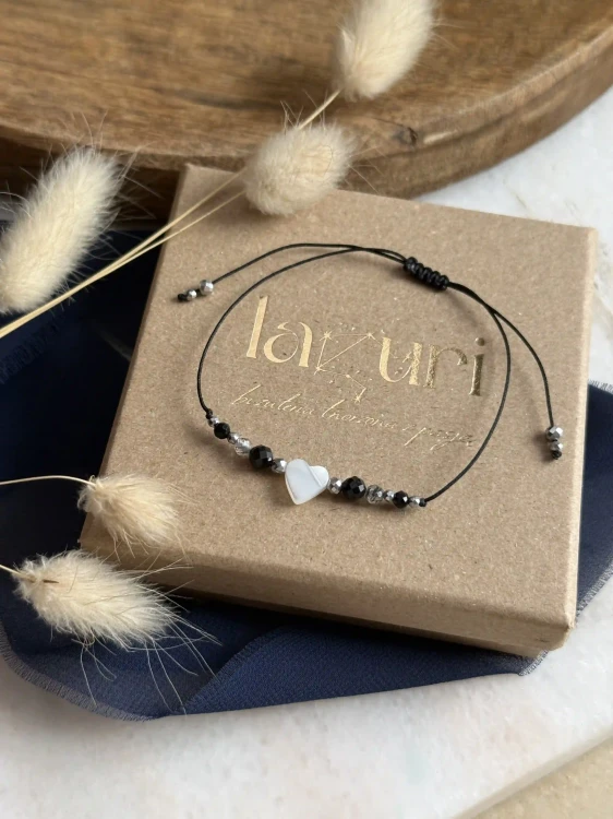 Pudełko jubilerskie Lazuri z napisem Nauczyciel i czarną bransoletką MENTORA.