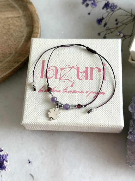 Srebrna koniczynka i kamienie naturalne w talizmanie dla uczących się