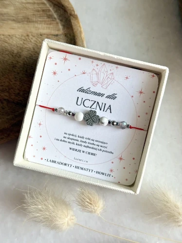 Talizman dla ucznia bransoletka na czerwonym sznurku z labradorytem w pudełku.