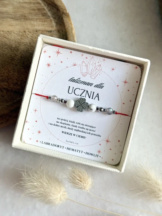Talizman dla ucznia bransoletka na czerwonym sznurku z labradorytem w pudełku.
