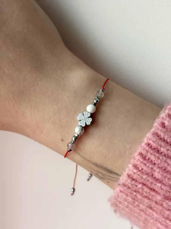 Regulowana bransoletka sznurkowa dla dzieci i młodzieży – motyw koniczynki.