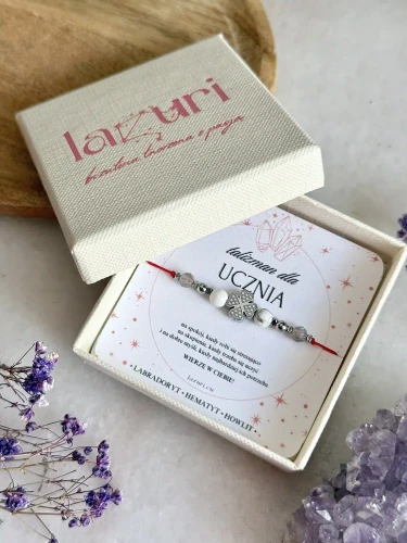 Dedykacja „Wierzę w Ciebie!” w pudełku jubilerskim z bransoletką dla ucznia.