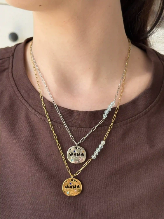 Modelka prezentująca warstwową biżuterię z kolekcji MAMA.