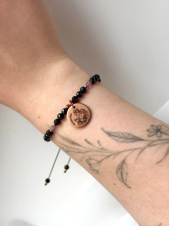 Bransoletka UKOJENIE w wariancie Rose Gold prezentowana na nadgarstku.
