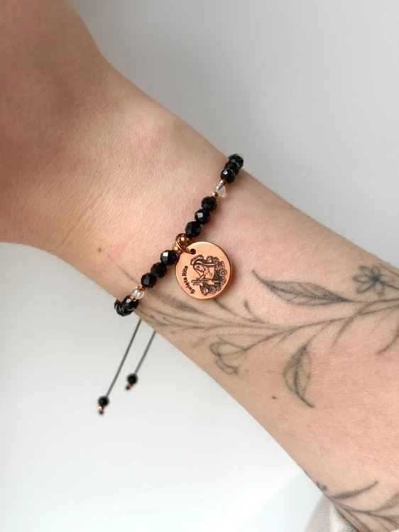 Przejrzysty kryształ górski i fasetowany czarny turmalin w wersji Rose Gold.