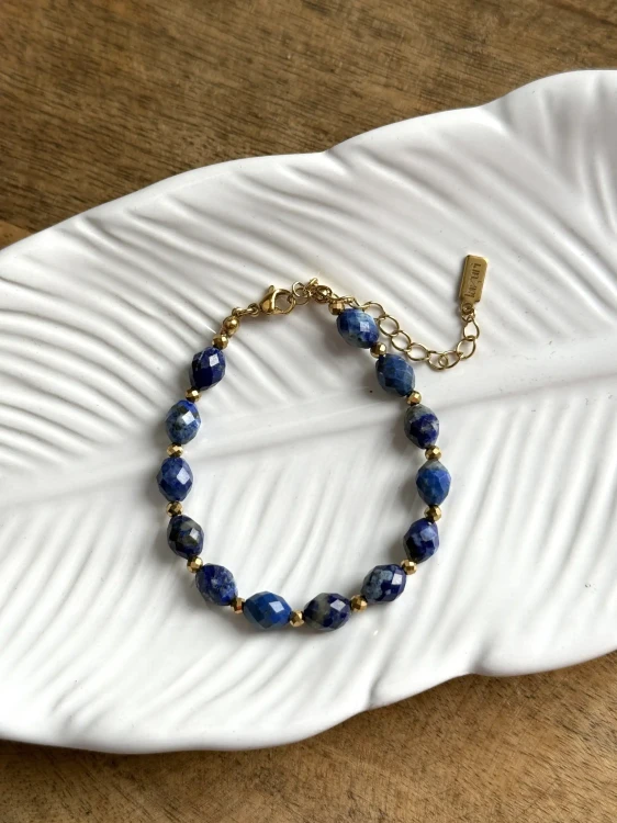 Luksusowa bransoletka Olive Premium z lapis lazuli w kształcie oliwek i hematytu na jasnym tle.