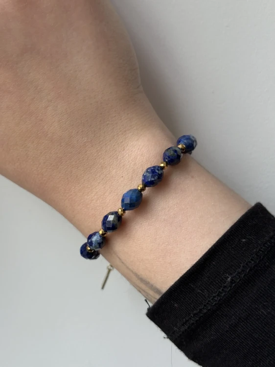 Bransoletka Olive Premium lapis lazuli z wygodną regulacją obwodu prezentowana na kobiecym nadgarstku.