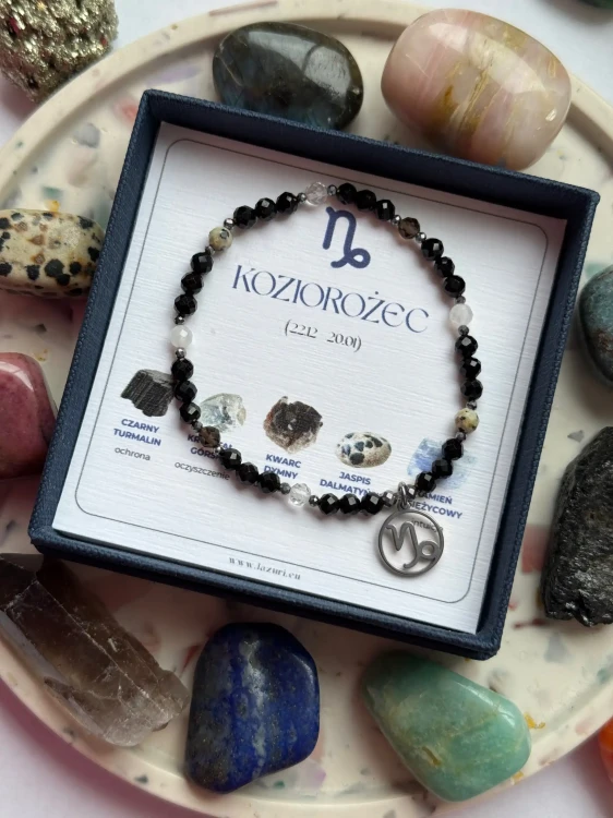 Elegancka bransoletka zodiakalna Cosmic Aura dla Koziorożca z czarnym turmalinem i srebrnym hematytem.