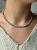 Choker z kamieni naturalnych DALMATIAN w minimalistycznej stylizacji.